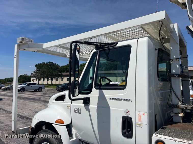 image for item EK8614 2005 International  4300 bucket truck