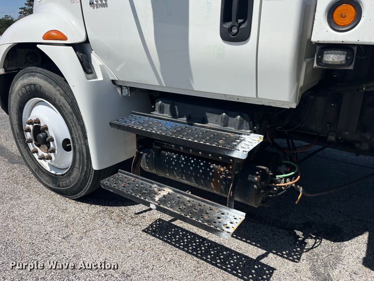 image for item EK8614 2005 International  4300 bucket truck