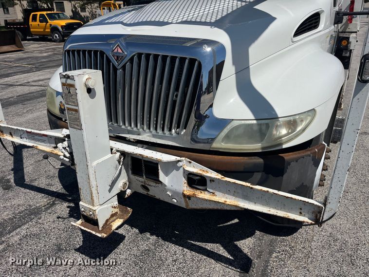 image for item EK8614 2005 International  4300 bucket truck