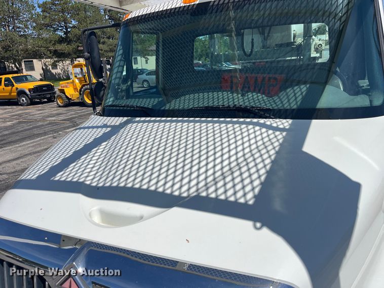 image for item EK8614 2005 International  4300 bucket truck