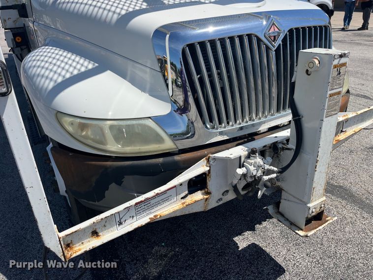 image for item EK8614 2005 International  4300 bucket truck