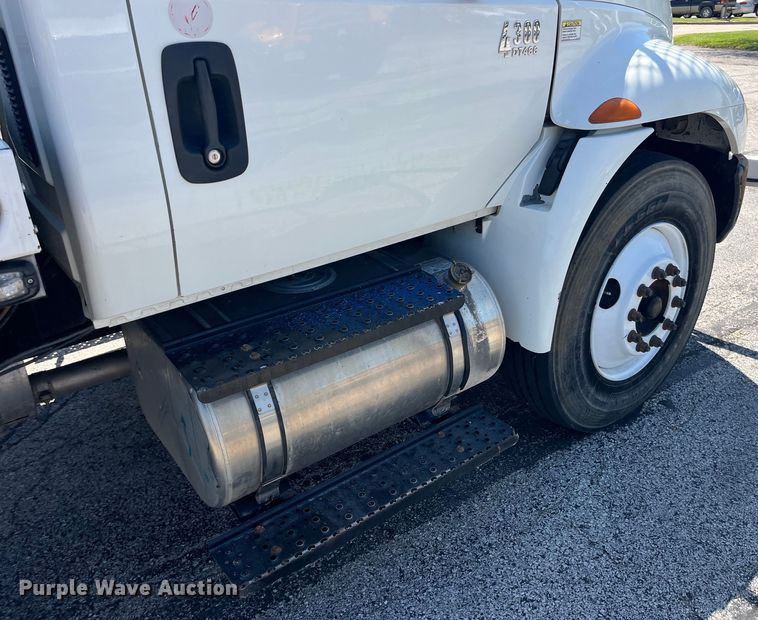 image for item EK8614 2005 International  4300 bucket truck