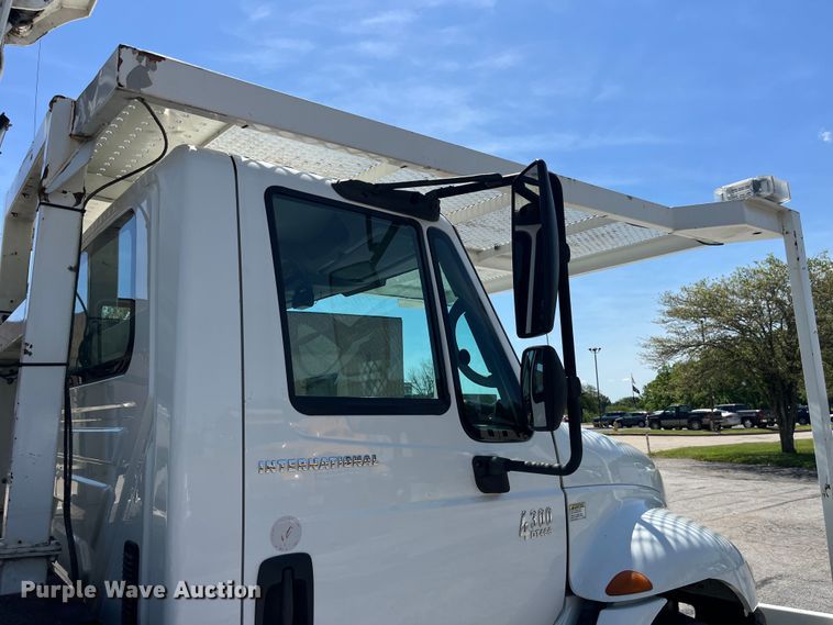image for item EK8614 2005 International  4300 bucket truck