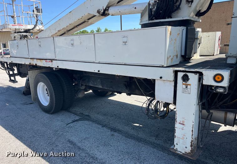 image for item EK8614 2005 International  4300 bucket truck