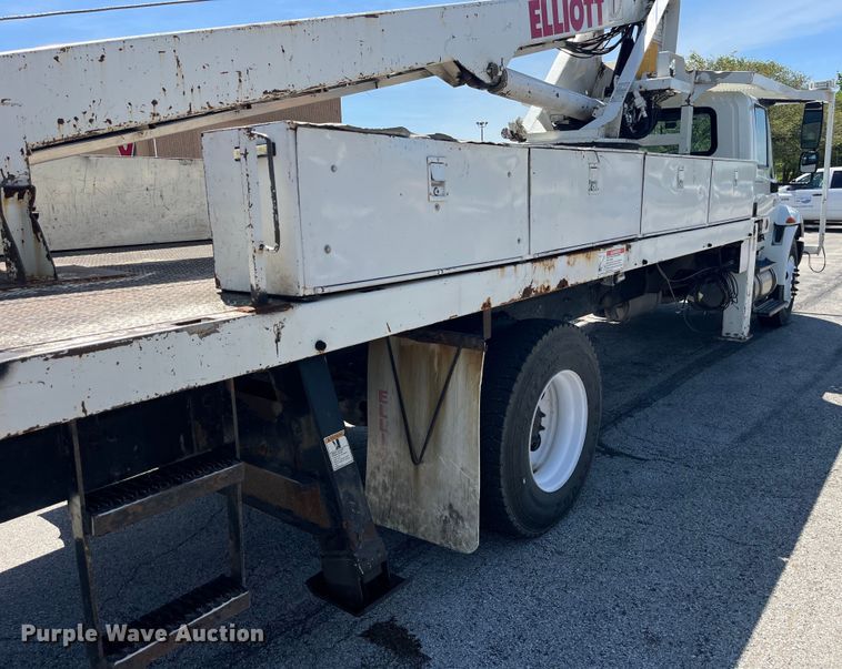 image for item EK8614 2005 International  4300 bucket truck