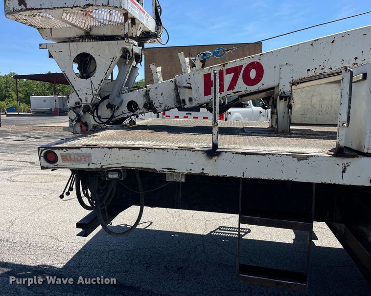 image for item EK8614 2005 International  4300 bucket truck