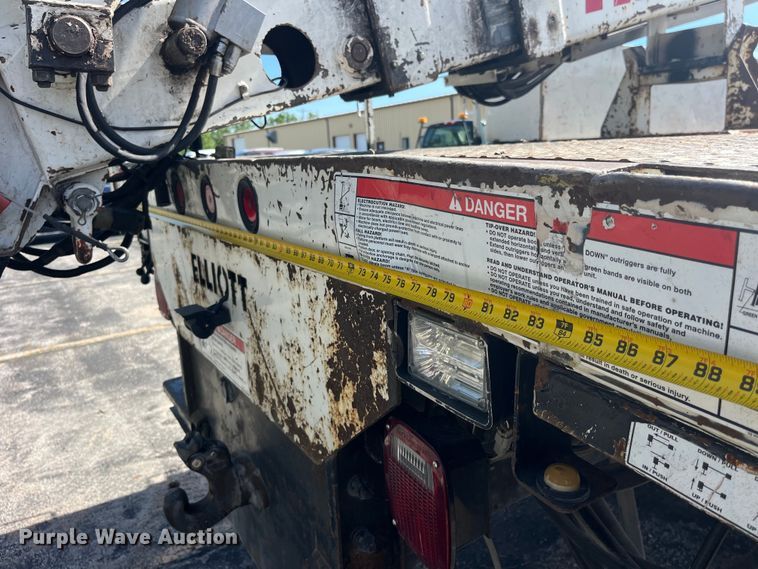 image for item EK8614 2005 International  4300 bucket truck