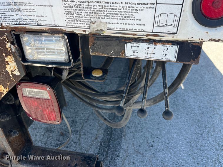 image for item EK8614 2005 International  4300 bucket truck