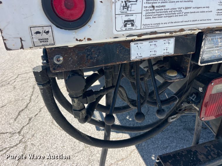 image for item EK8614 2005 International  4300 bucket truck