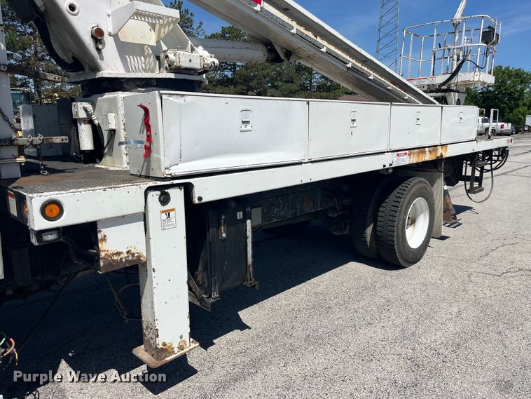 image for item EK8614 2005 International  4300 bucket truck