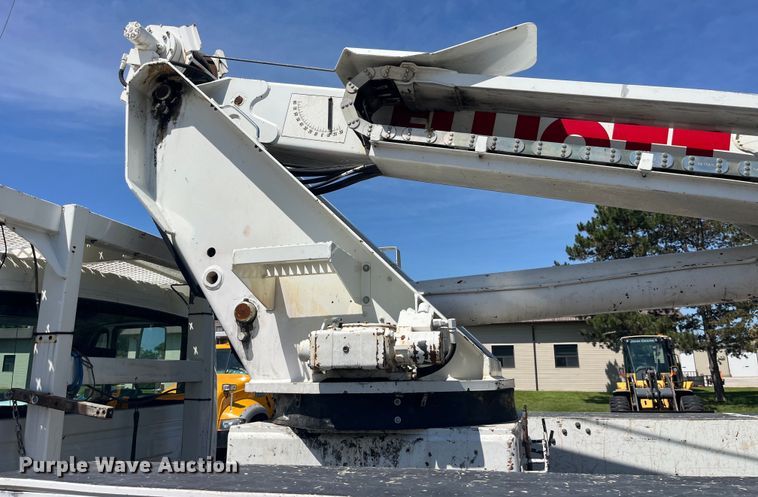 image for item EK8614 2005 International  4300 bucket truck