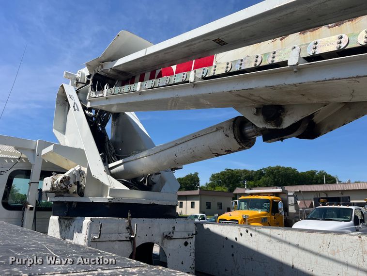 image for item EK8614 2005 International  4300 bucket truck