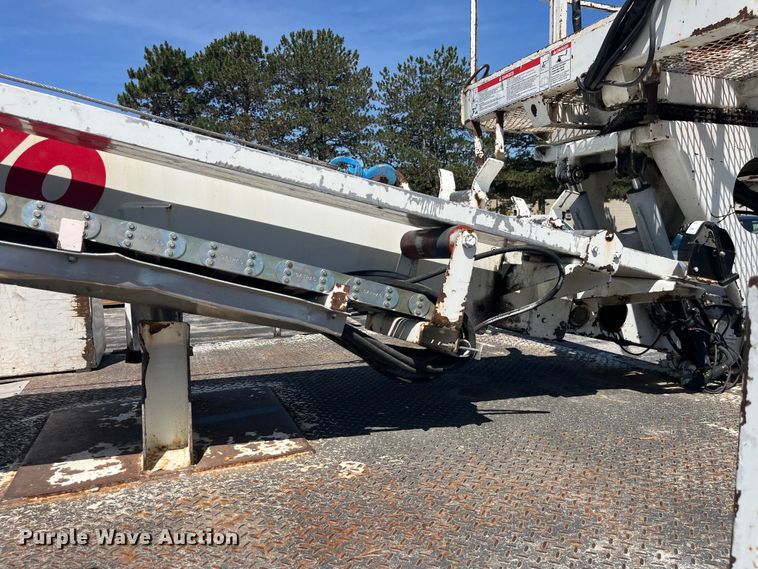 image for item EK8614 2005 International  4300 bucket truck