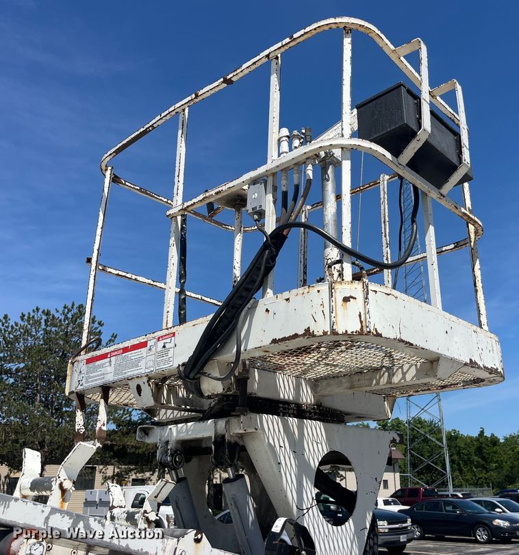 image for item EK8614 2005 International  4300 bucket truck