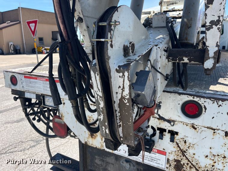 image for item EK8614 2005 International  4300 bucket truck