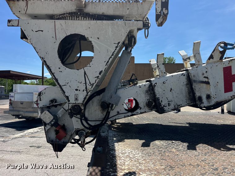 image for item EK8614 2005 International  4300 bucket truck