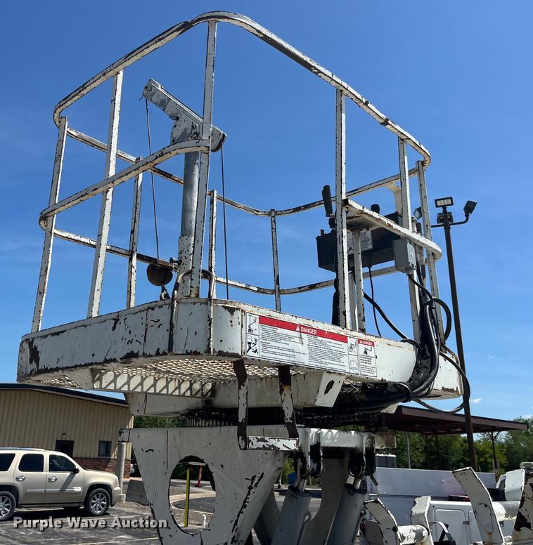 image for item EK8614 2005 International  4300 bucket truck