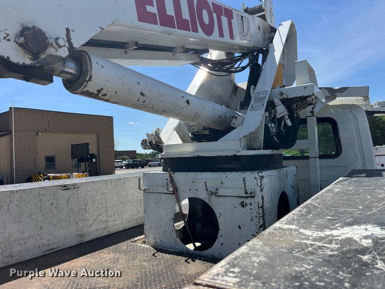 image for item EK8614 2005 International  4300 bucket truck