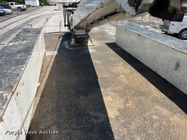 image for item EK8614 2005 International  4300 bucket truck