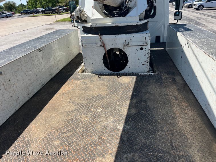 image for item EK8614 2005 International  4300 bucket truck