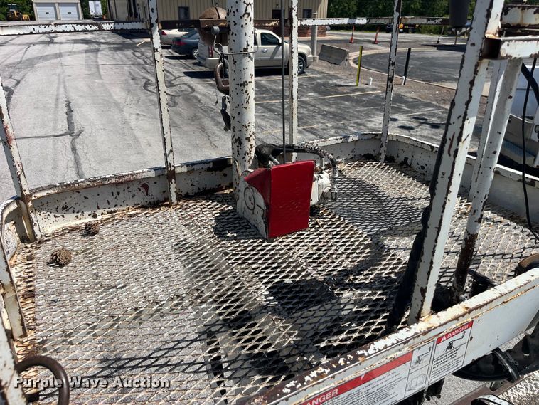 image for item EK8614 2005 International  4300 bucket truck