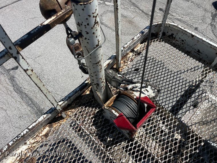 image for item EK8614 2005 International  4300 bucket truck