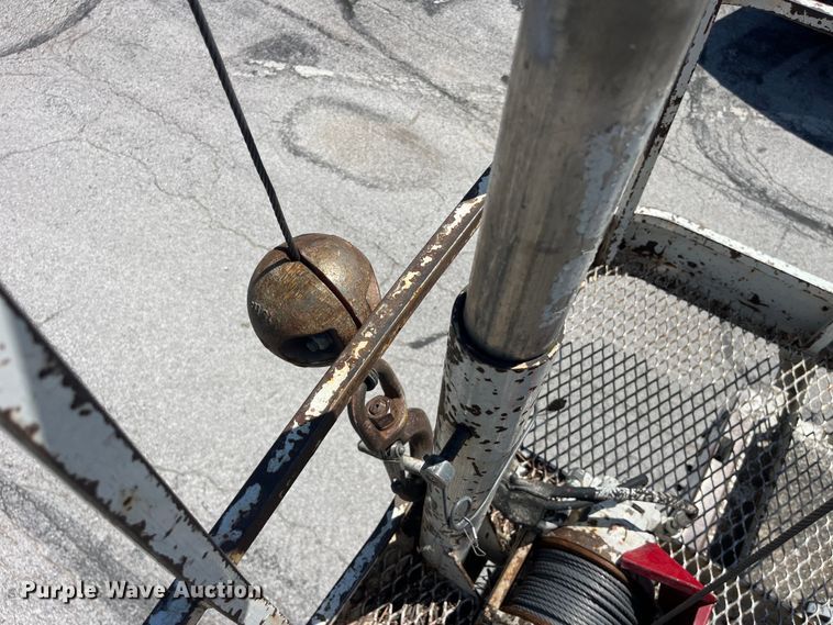 image for item EK8614 2005 International  4300 bucket truck