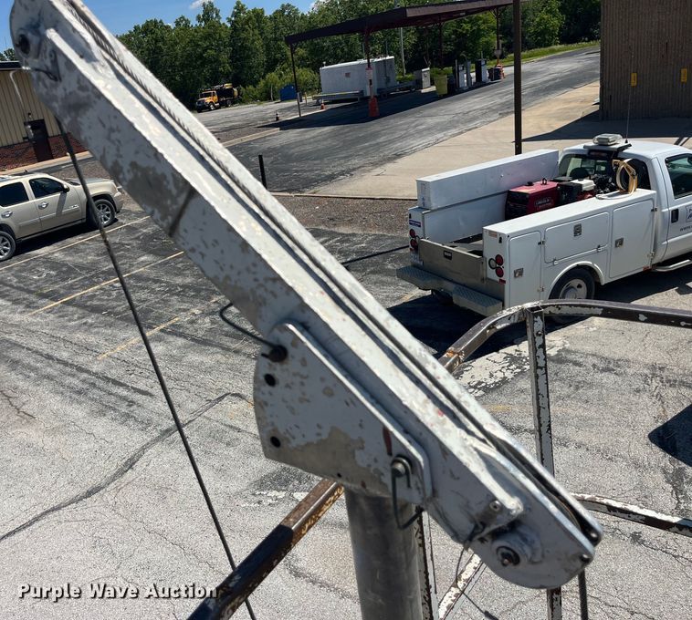 image for item EK8614 2005 International  4300 bucket truck