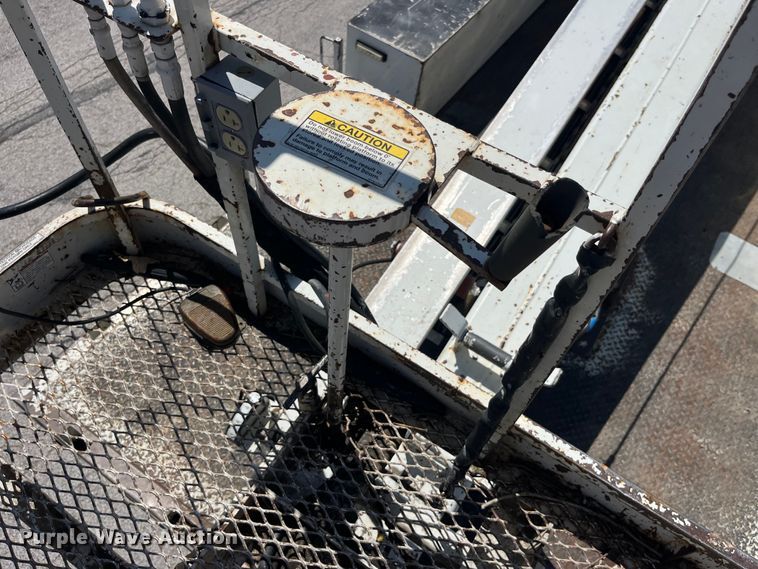 image for item EK8614 2005 International  4300 bucket truck