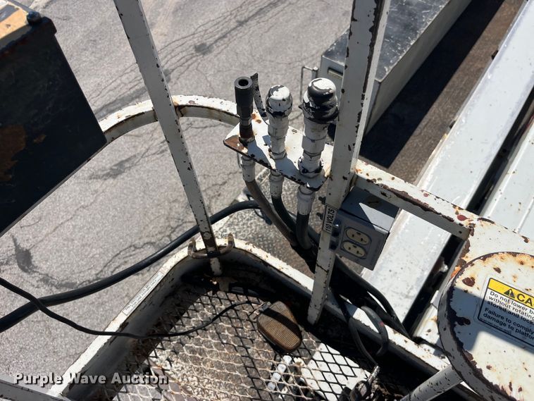 image for item EK8614 2005 International  4300 bucket truck