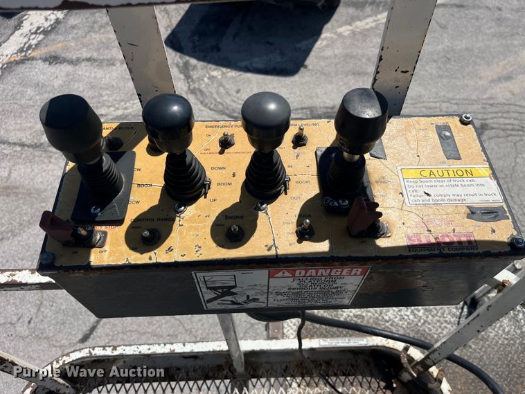 image for item EK8614 2005 International  4300 bucket truck