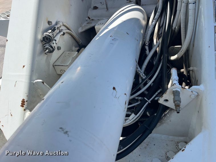 image for item EK8614 2005 International  4300 bucket truck