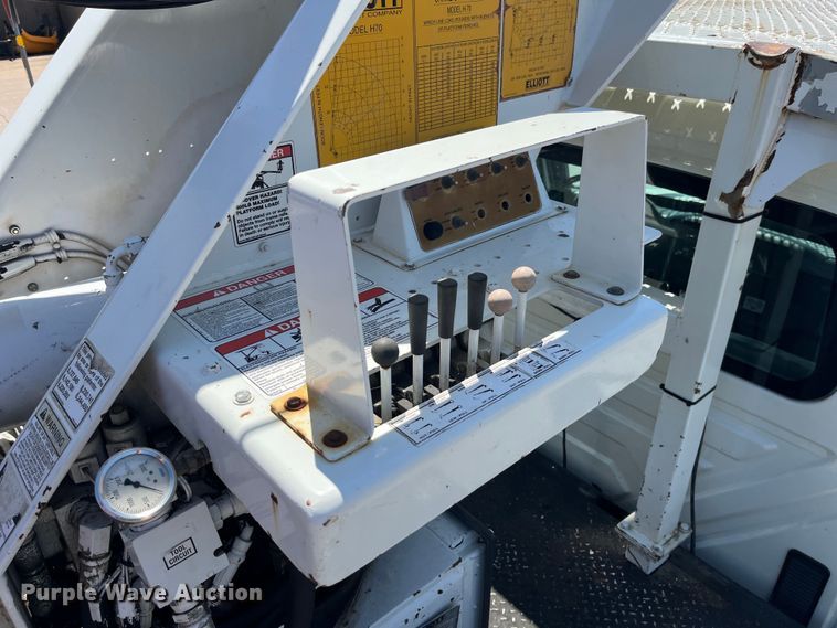 image for item EK8614 2005 International  4300 bucket truck