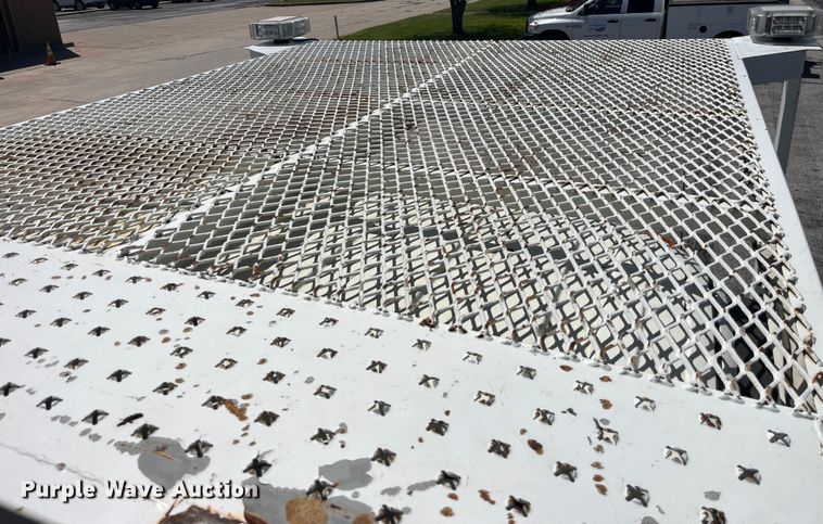 image for item EK8614 2005 International  4300 bucket truck