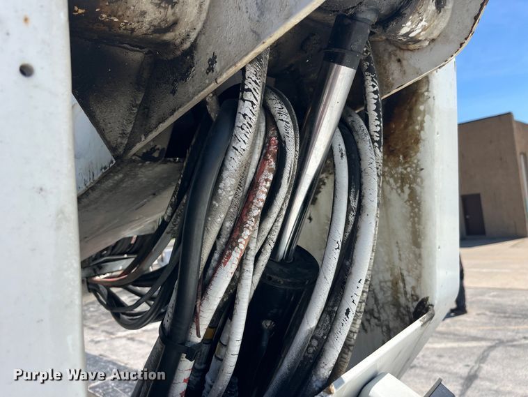 image for item EK8614 2005 International  4300 bucket truck