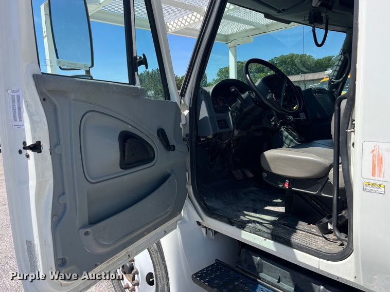 image for item EK8614 2005 International  4300 bucket truck