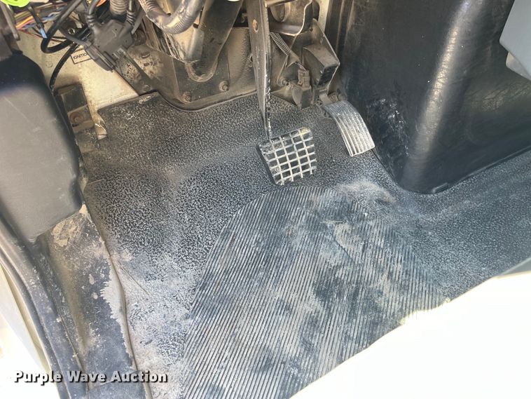 image for item EK8614 2005 International  4300 bucket truck