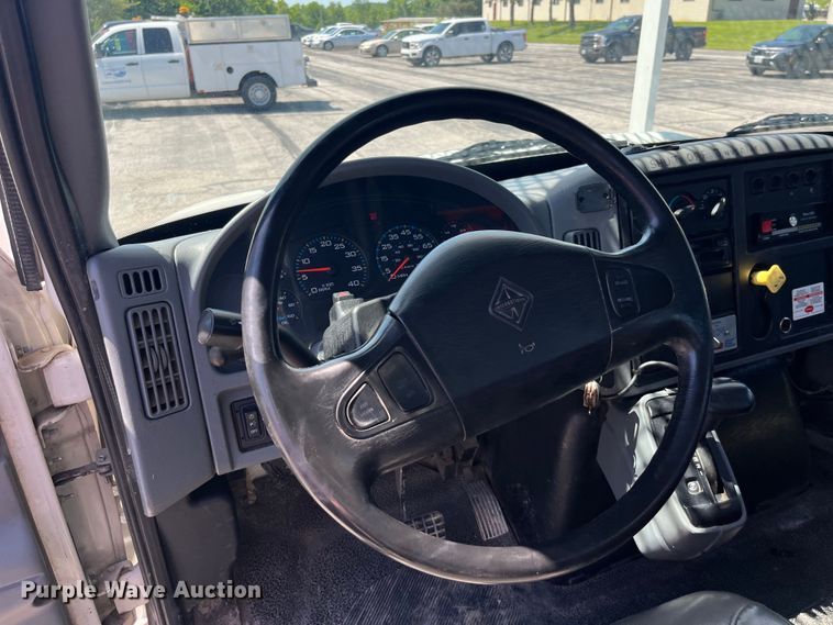 image for item EK8614 2005 International  4300 bucket truck