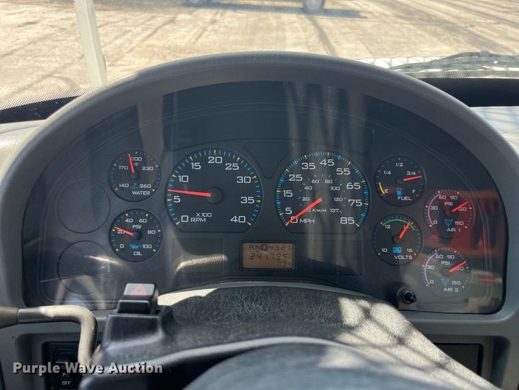 image for item EK8614 2005 International  4300 bucket truck