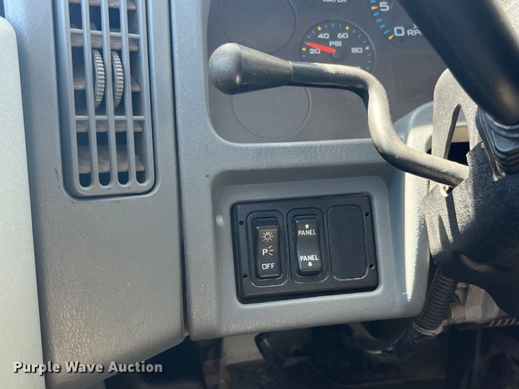 image for item EK8614 2005 International  4300 bucket truck