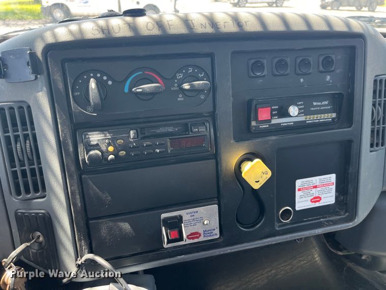 image for item EK8614 2005 International  4300 bucket truck