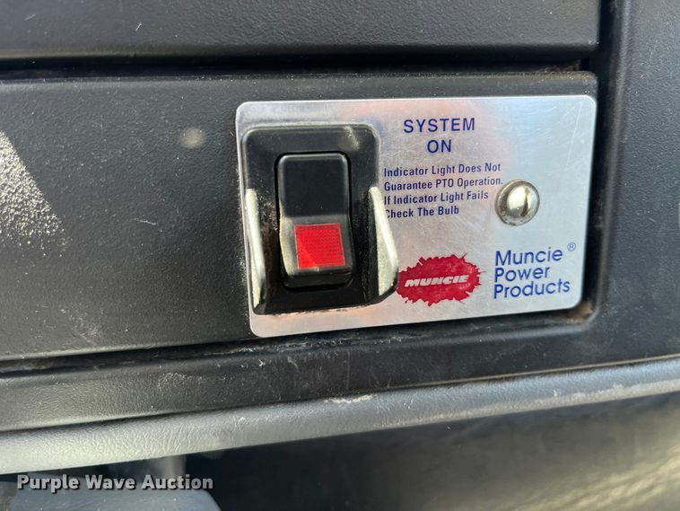 image for item EK8614 2005 International  4300 bucket truck