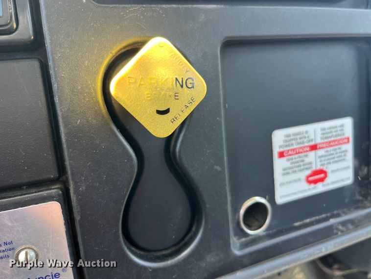 image for item EK8614 2005 International  4300 bucket truck