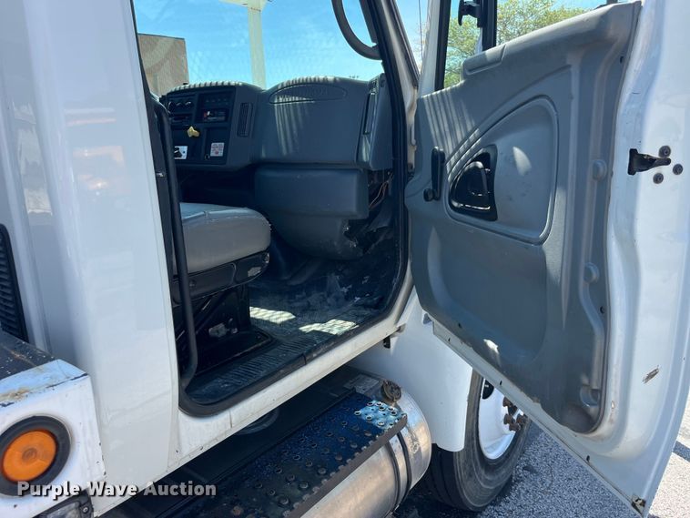 image for item EK8614 2005 International  4300 bucket truck