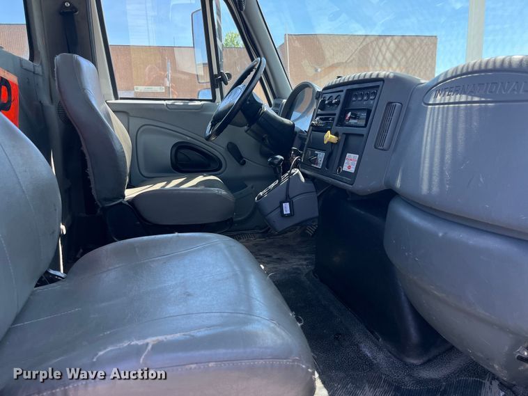 image for item EK8614 2005 International  4300 bucket truck