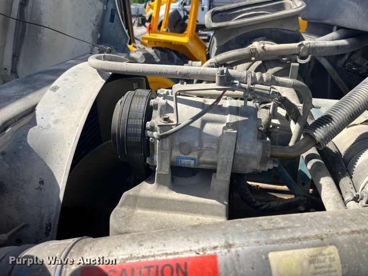 image for item EK8614 2005 International  4300 bucket truck