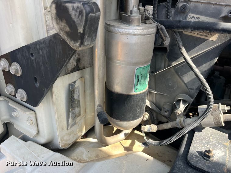 image for item EK8614 2005 International  4300 bucket truck