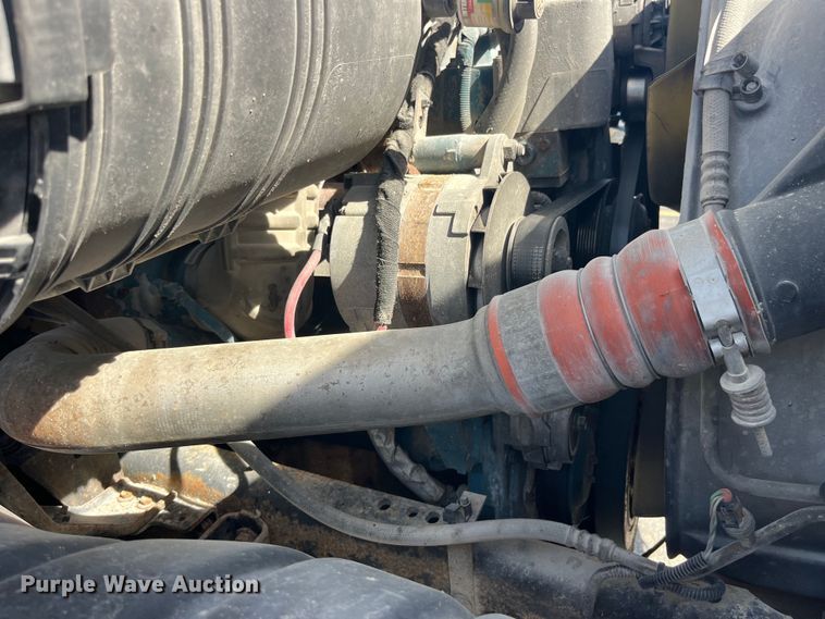 image for item EK8614 2005 International  4300 bucket truck