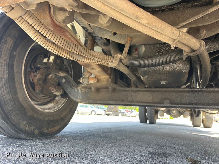 image for item EK8614 2005 International  4300 bucket truck