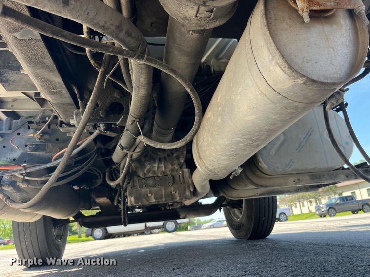 image for item EK8614 2005 International  4300 bucket truck